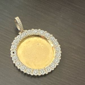 14k Good medallion Pendant  with  diamonds.